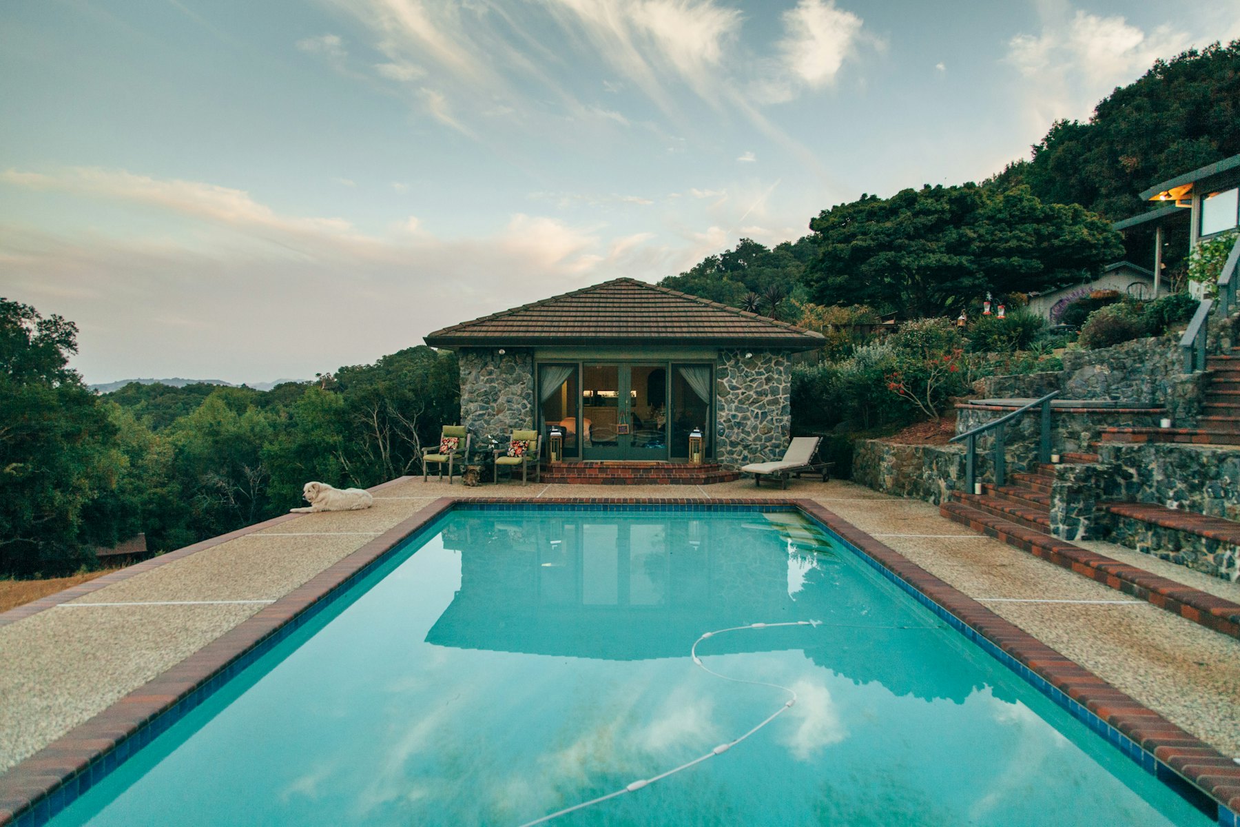 Piscine et pavillon de pierre sur un terrain en terrasses