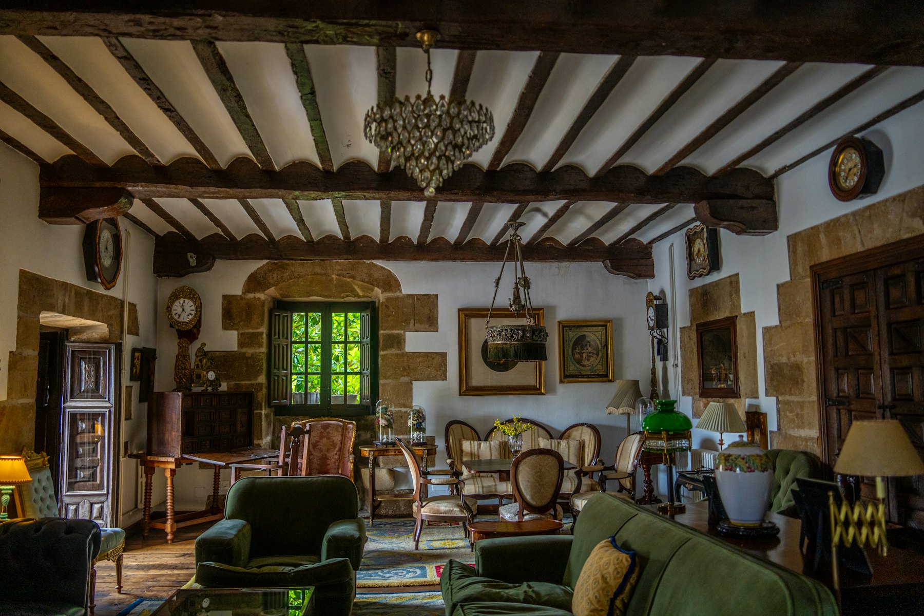 Salon rustique aux poutres apparentes